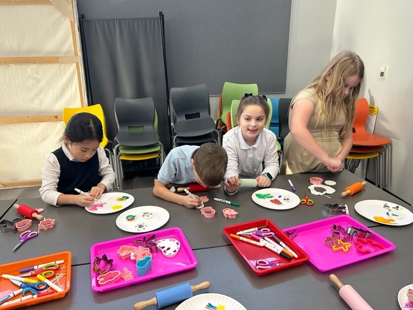 Second grade students making ornaments during their field trip